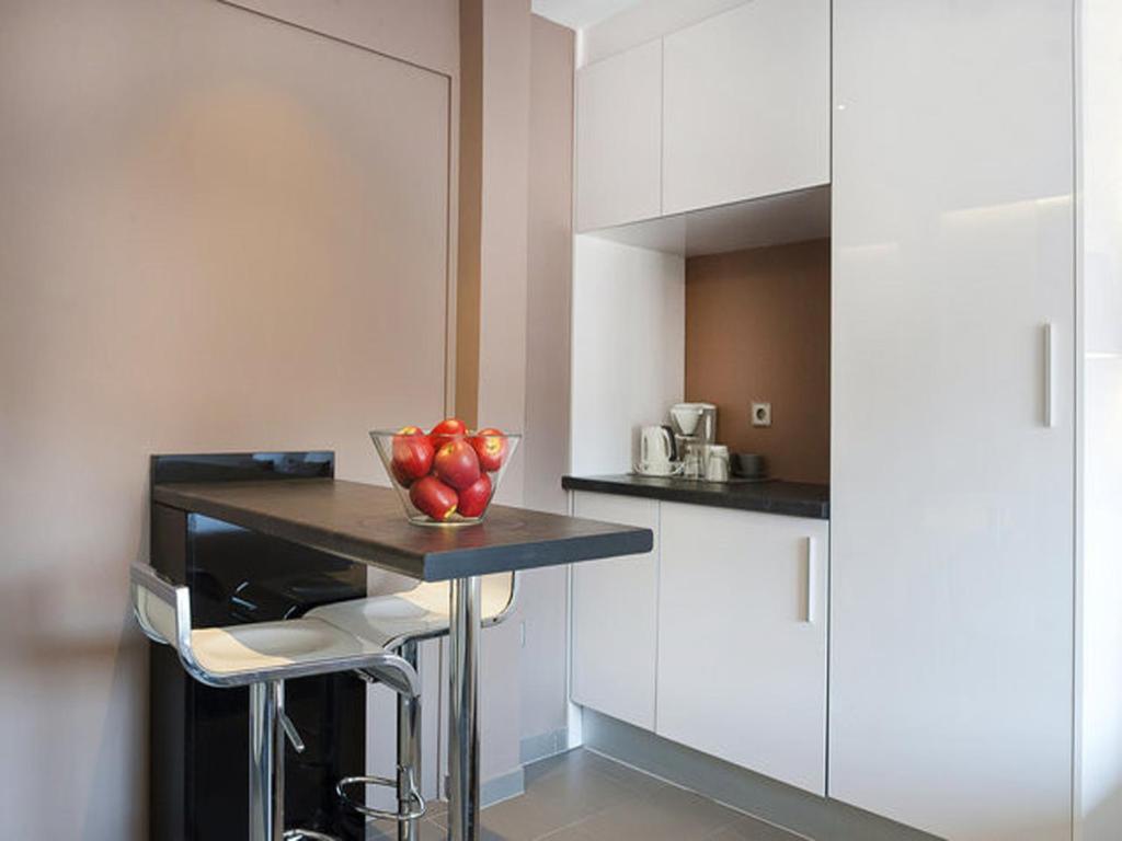 Barcelona Fifteen Central Aparthotel Rum bild