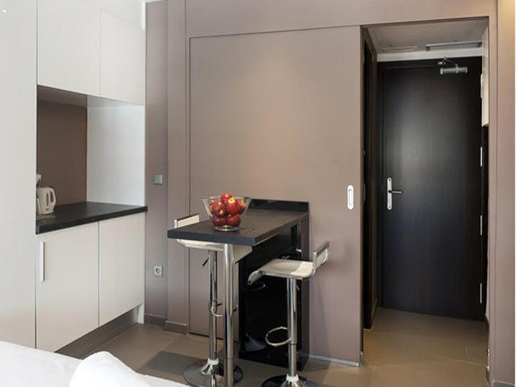 Barcelona Fifteen Central Aparthotel Rum bild
