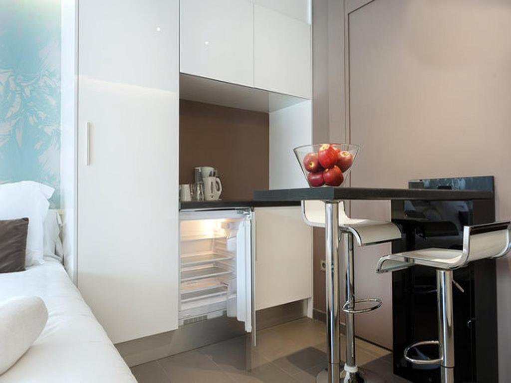 Barcelona Fifteen Central Aparthotel Rum bild